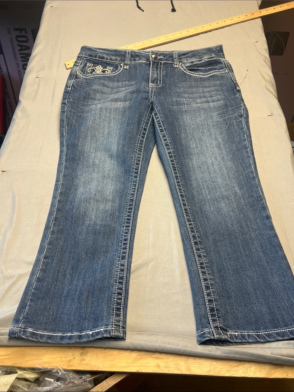 ND Weekend Womens Size 12 Cropped Jeans Medium Wash Rhinestone Embroidered Capri